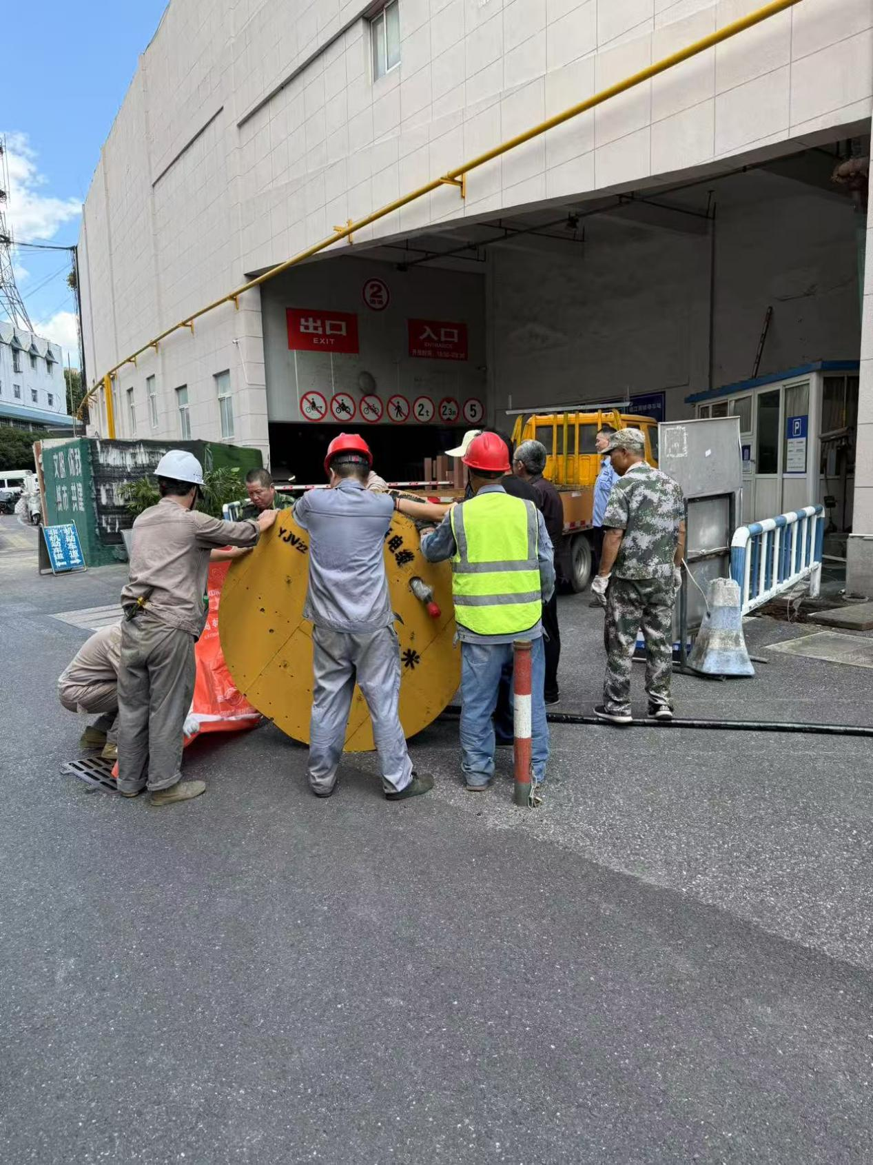 钱江商城物业紧急增容线缆破解夏季电压难题