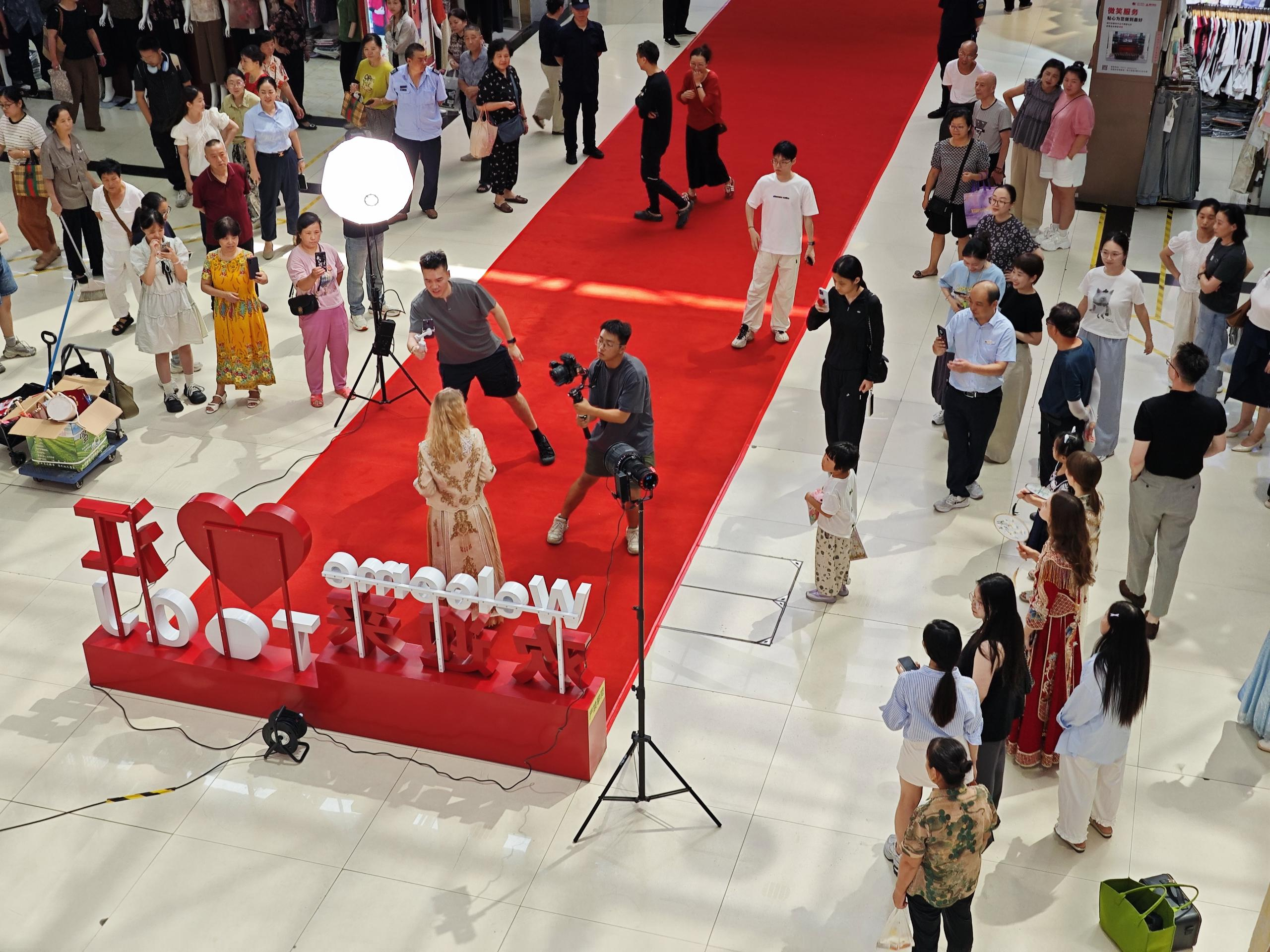 钱江商城举办时尚走秀，多元商品魅力尽显