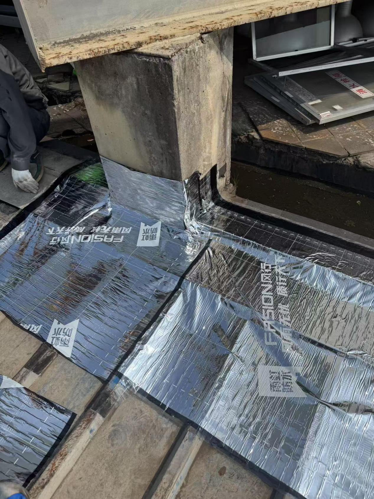 汗水浇筑安全线：钱江商城维修班高效完成防漏修补